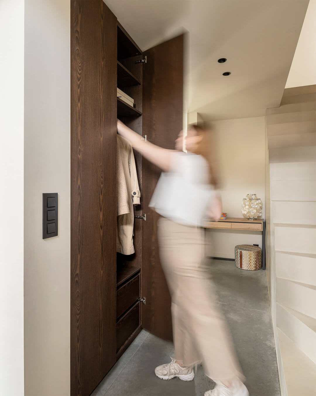 Armoire encastrée sur mesure dans le hall d'entrée en bois foncé