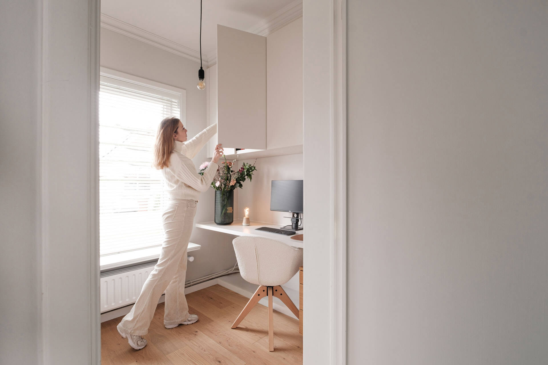 Stockage dans une armoire de rangement sur mesure au plafond dans le bureau.