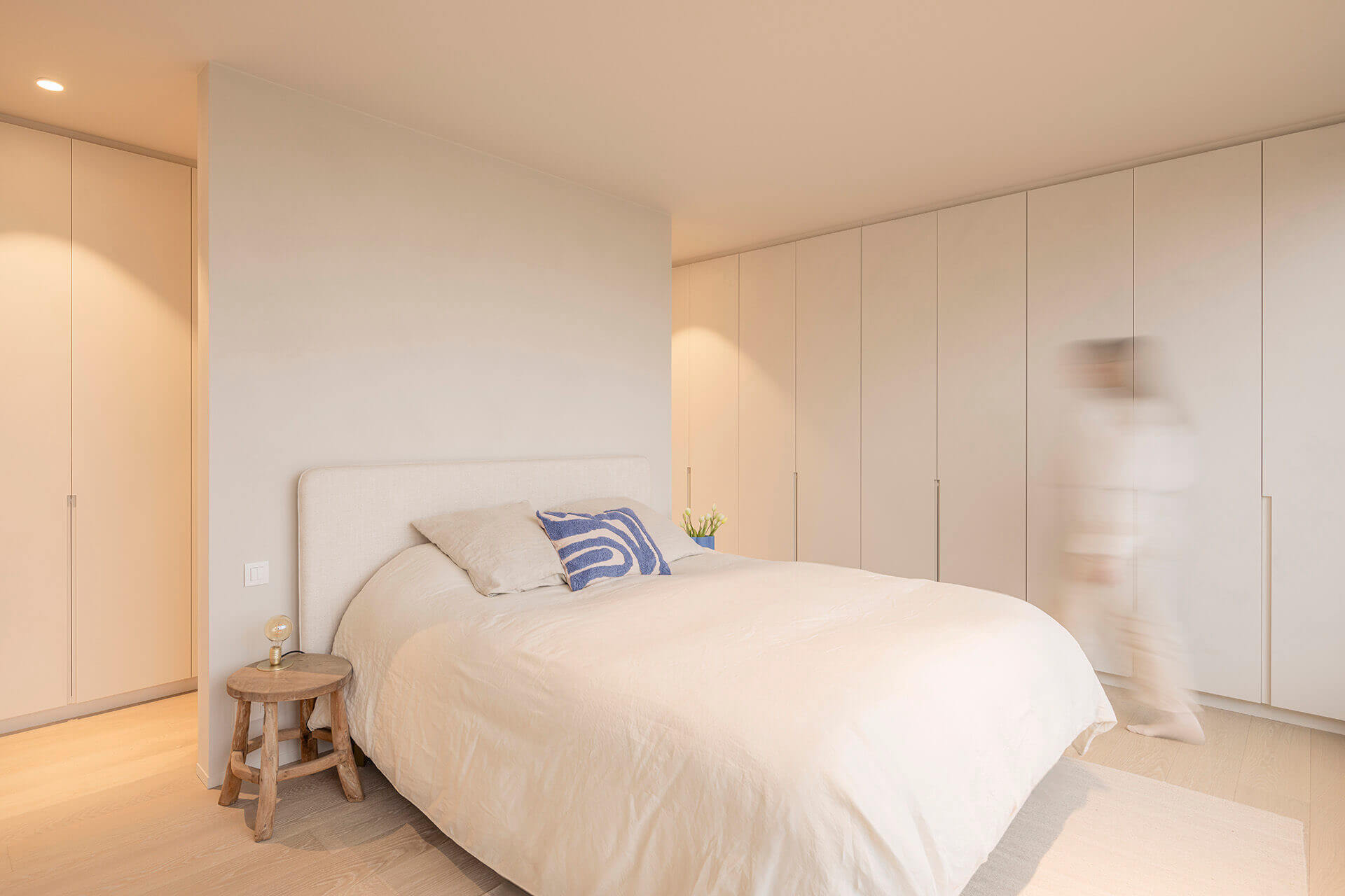 Chambre à coucher avec dressing d'angle recouvert d'une peinture texturée