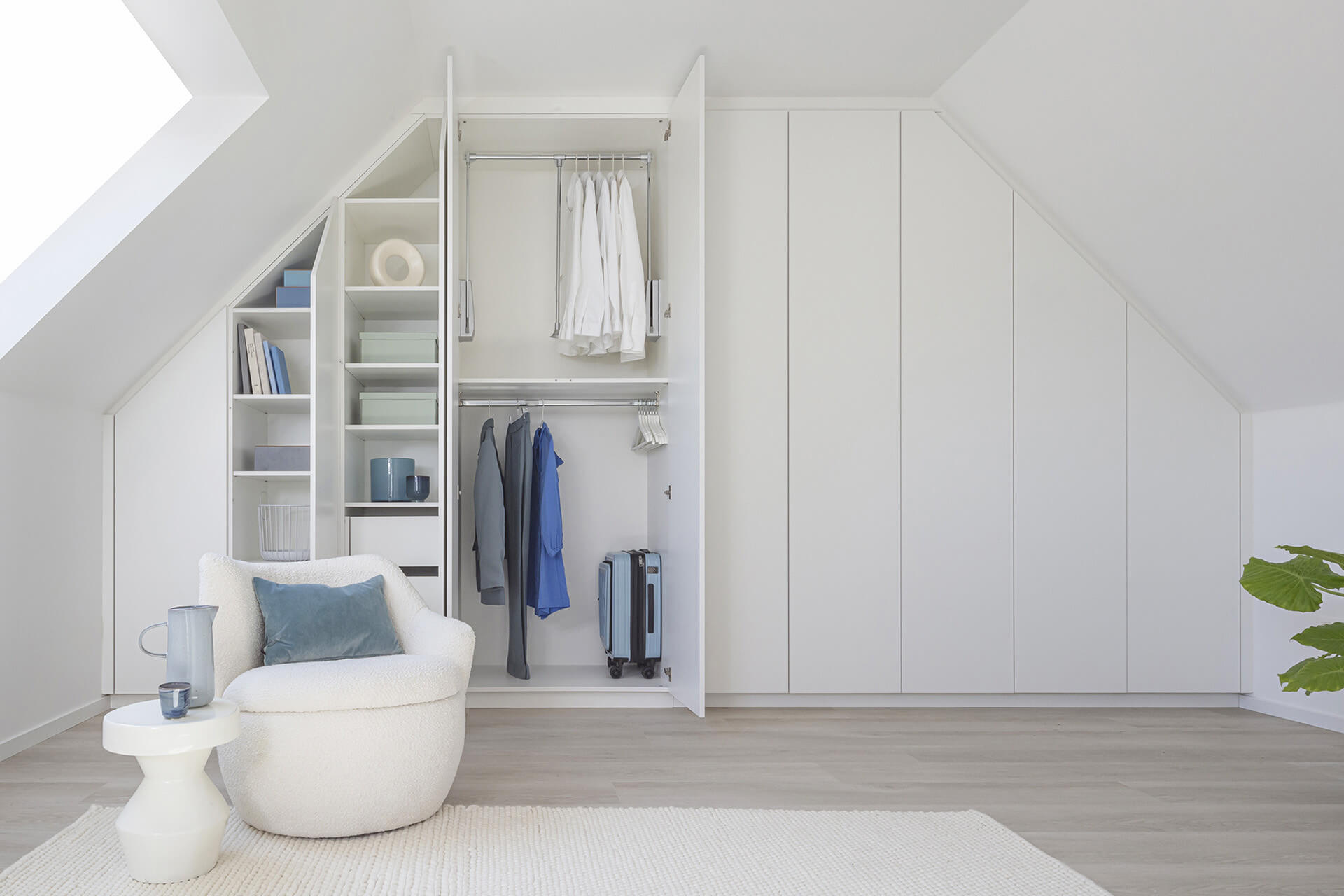 Armoire dressing blanche sous un toit en pente