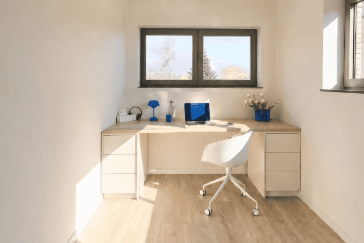 Bureau sur mesure en blanc avec tablette Essential Oak Natural