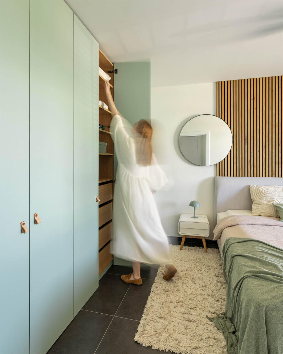 Dressing personnalisé dans une chambre à coucher de couleur verte