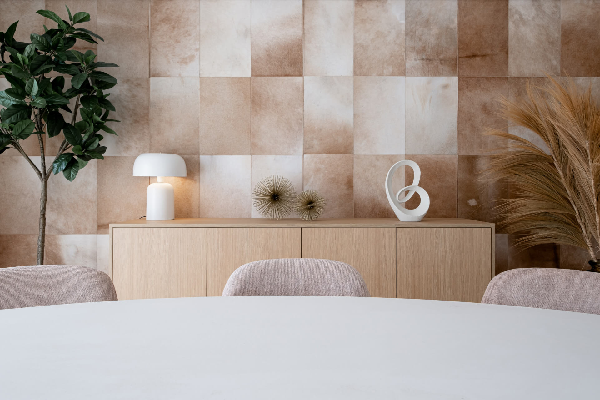 Buffet suspendu en chêne naturel Essential dans une salle à manger avec revêtement mural en terre cuite et accessoires design, vue de face