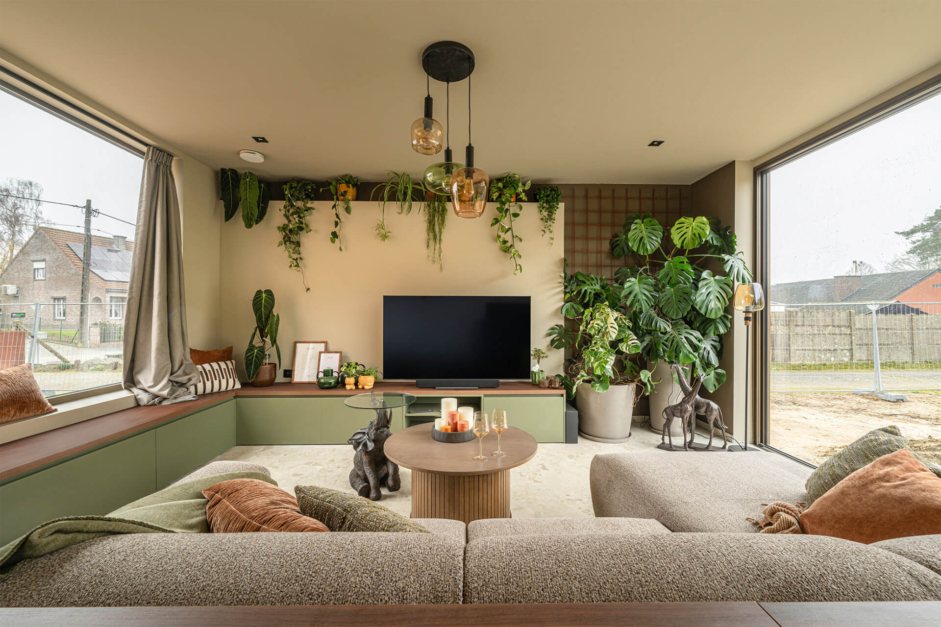 Salon à Langdorp avec meuble TV et banc sur mesure de l'émission flamande Huis Gemaakt (VTM)