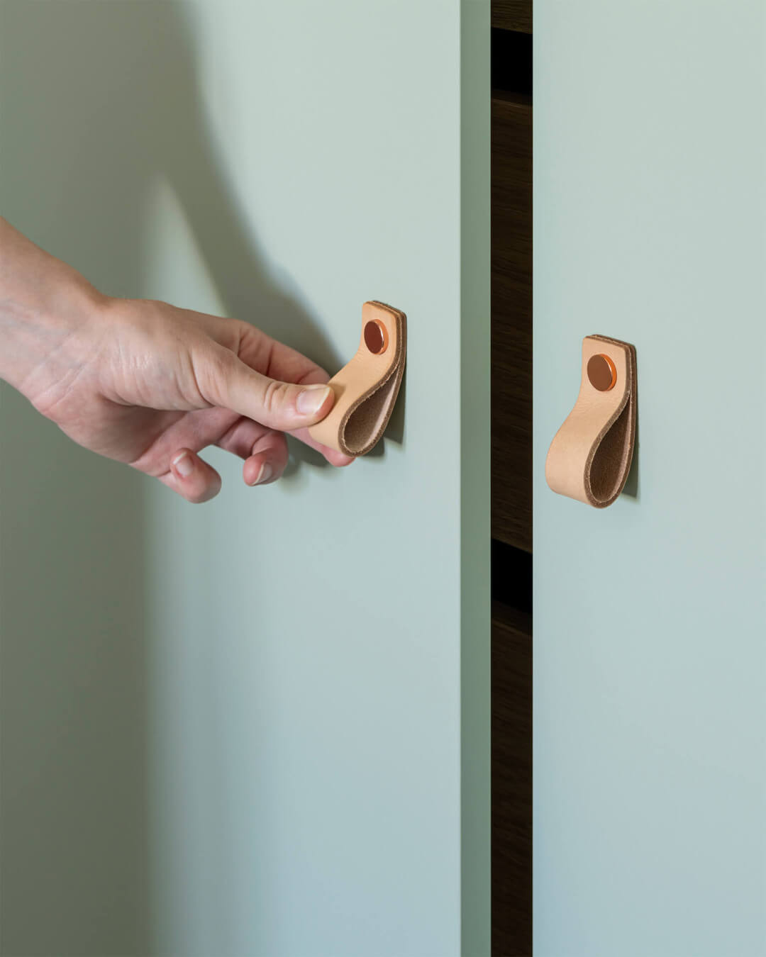 Armoire sur mesure en Industrial Green avec poignées en cuir