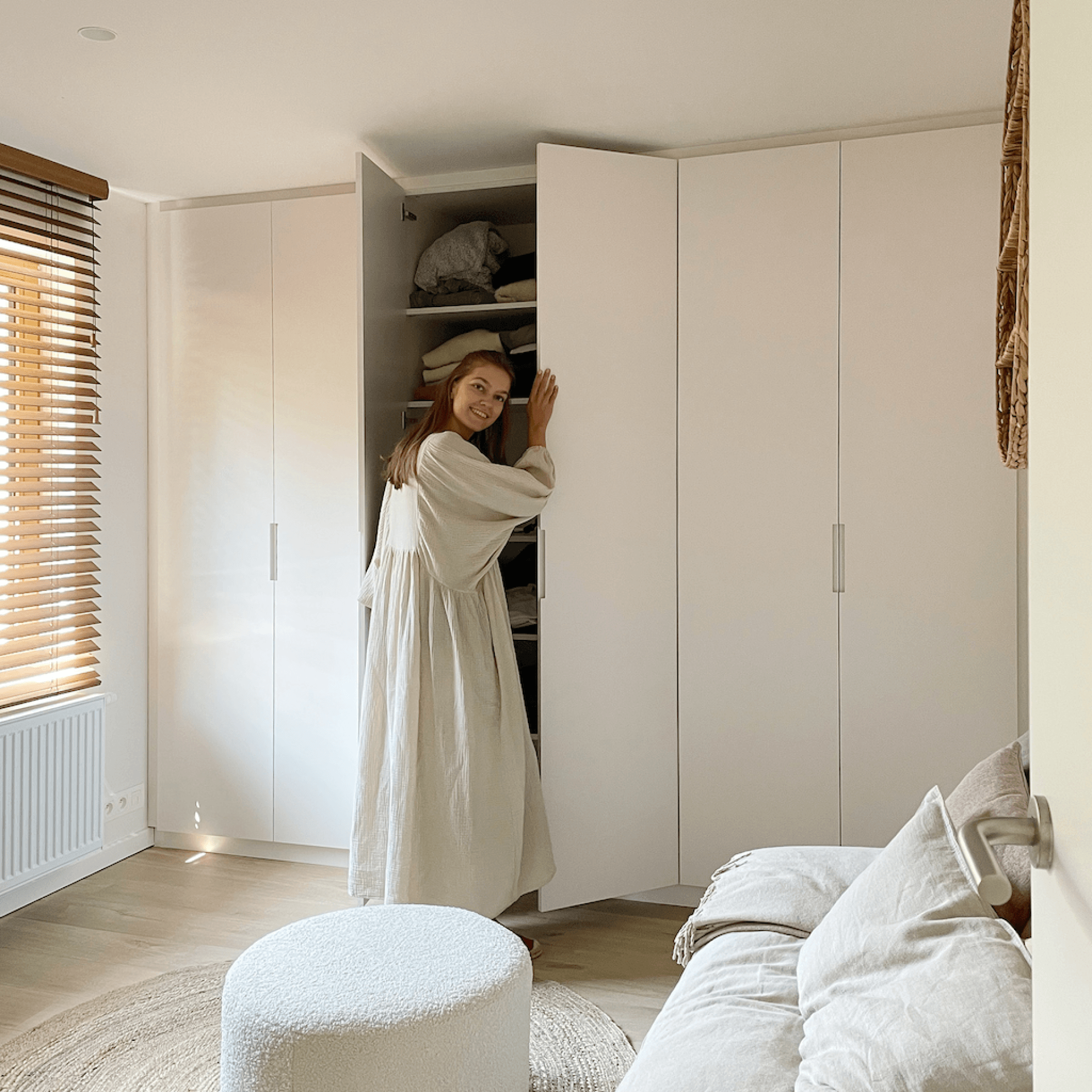 L'influenceuse Romy Vanhaecke dans son dressing avec son armoire en mdf sur mesure avec des poignées courtes encastrées.