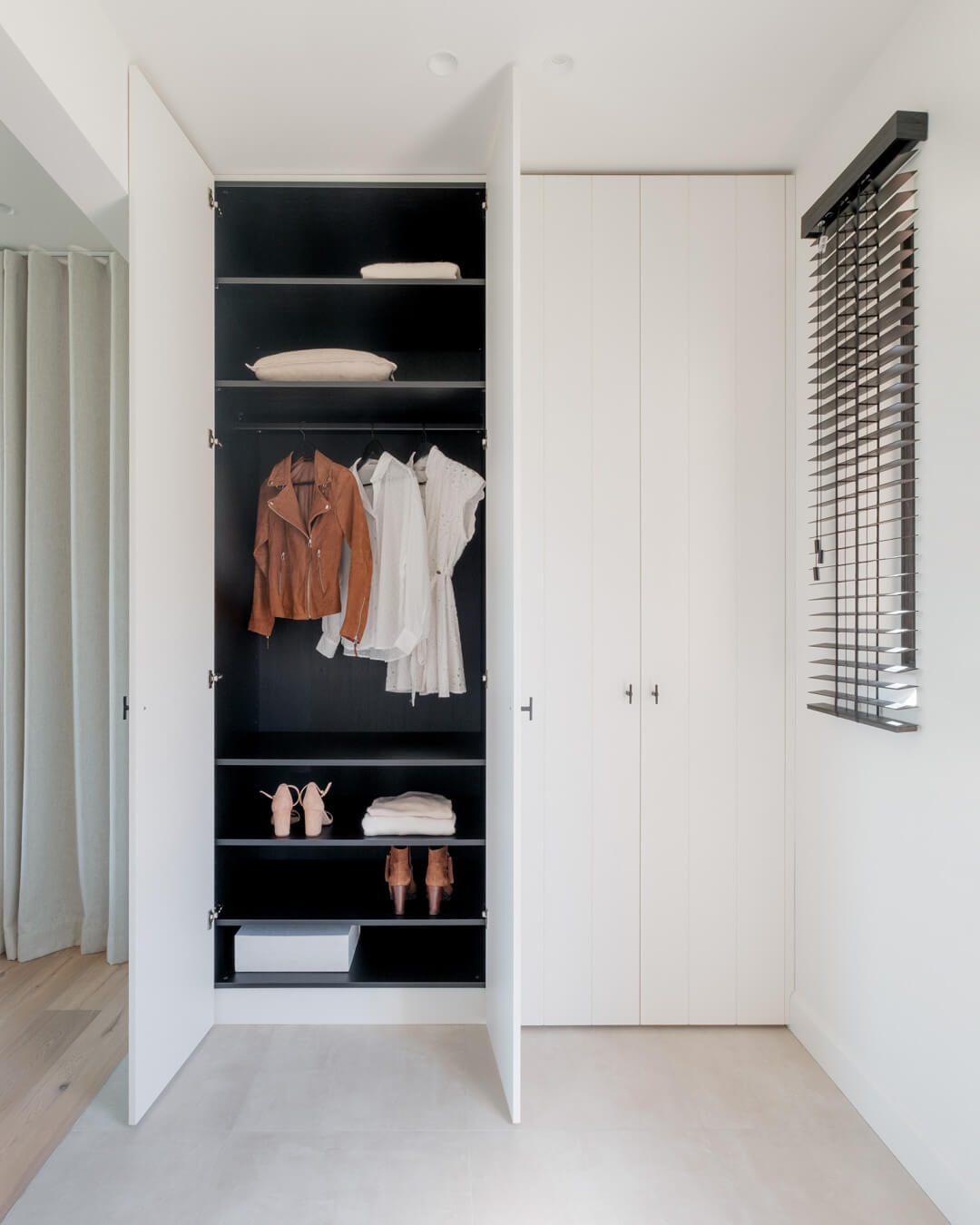 Armoire sur mesure, finie en mdf avec des rainures verticales en U, pour un effet champêtre.