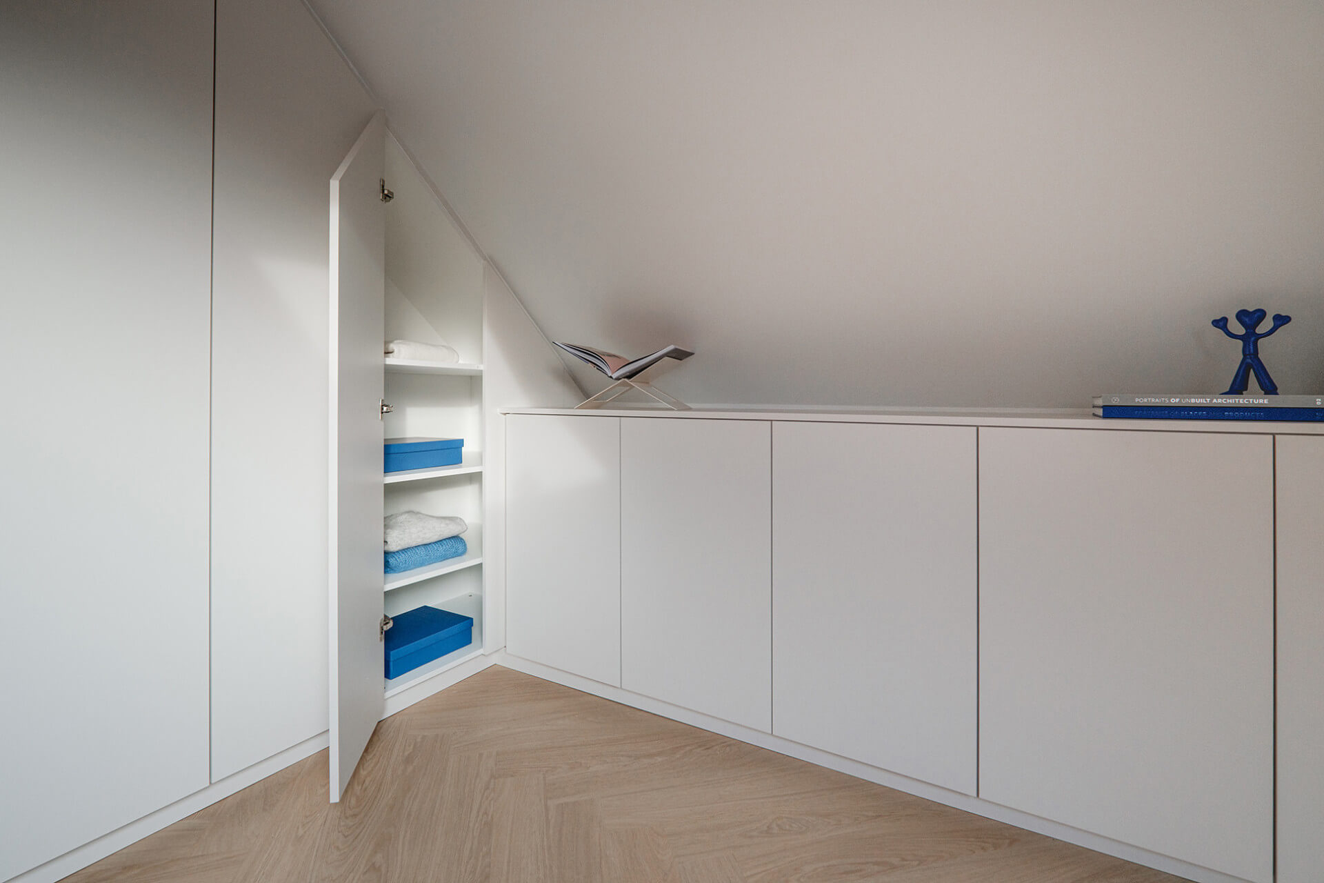 Armoire de rangement sur mesure sous un toit en pente, de Custoro.