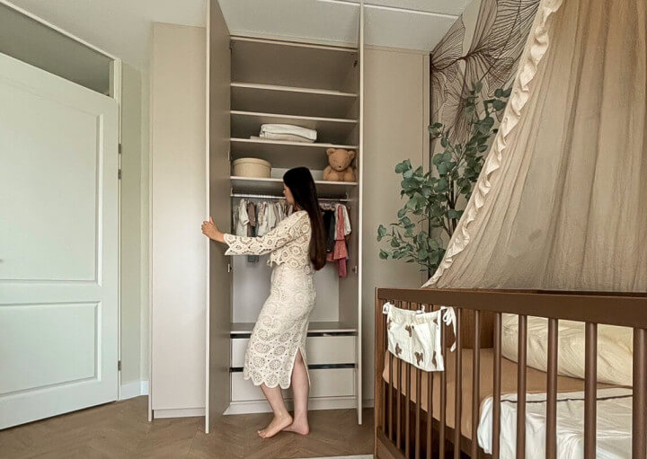 Chambre d’enfant adorable avec des teintes neutres