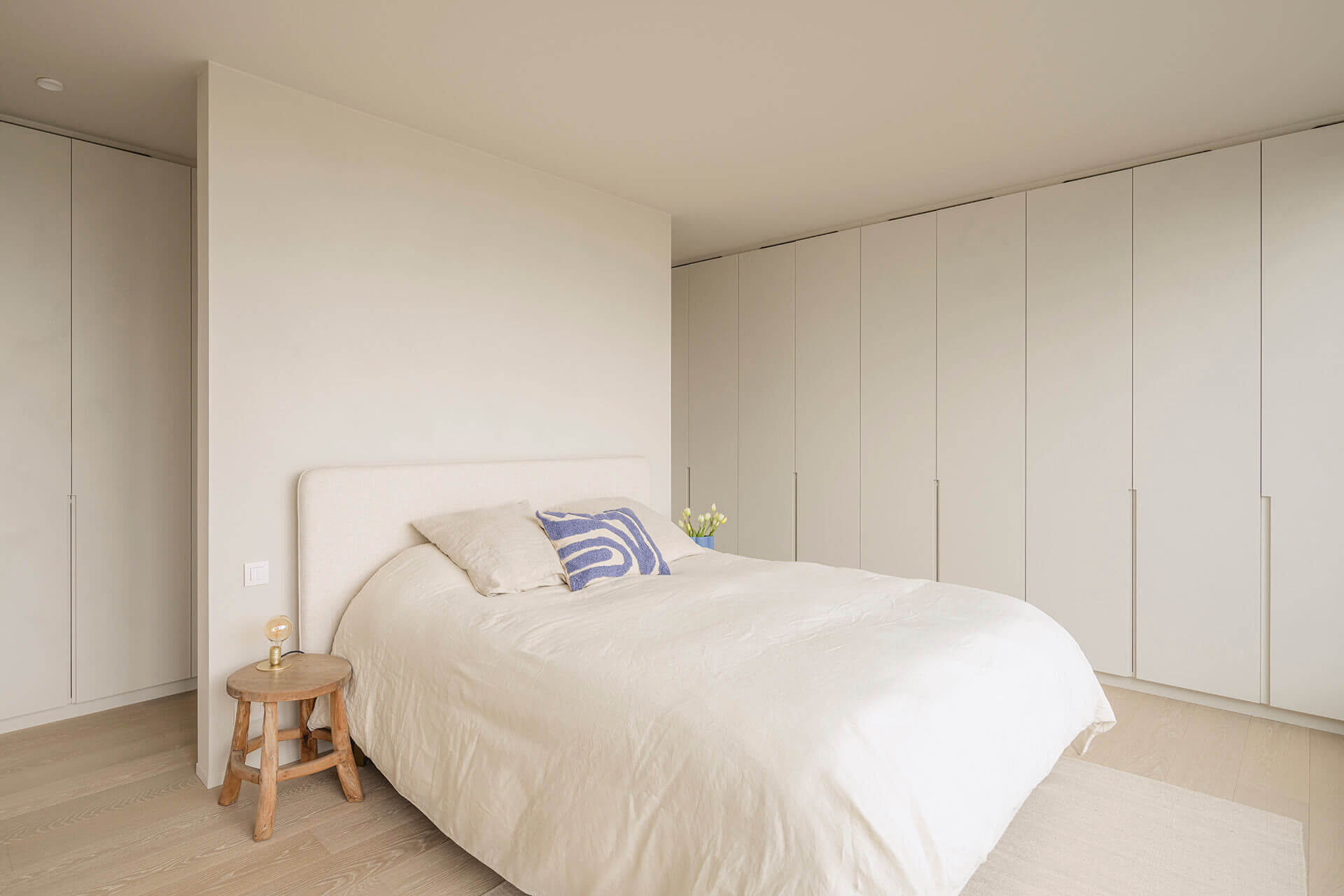 Chambre à coucher avec dressing revêtu de la même peinture texturée que les murs et le plafond