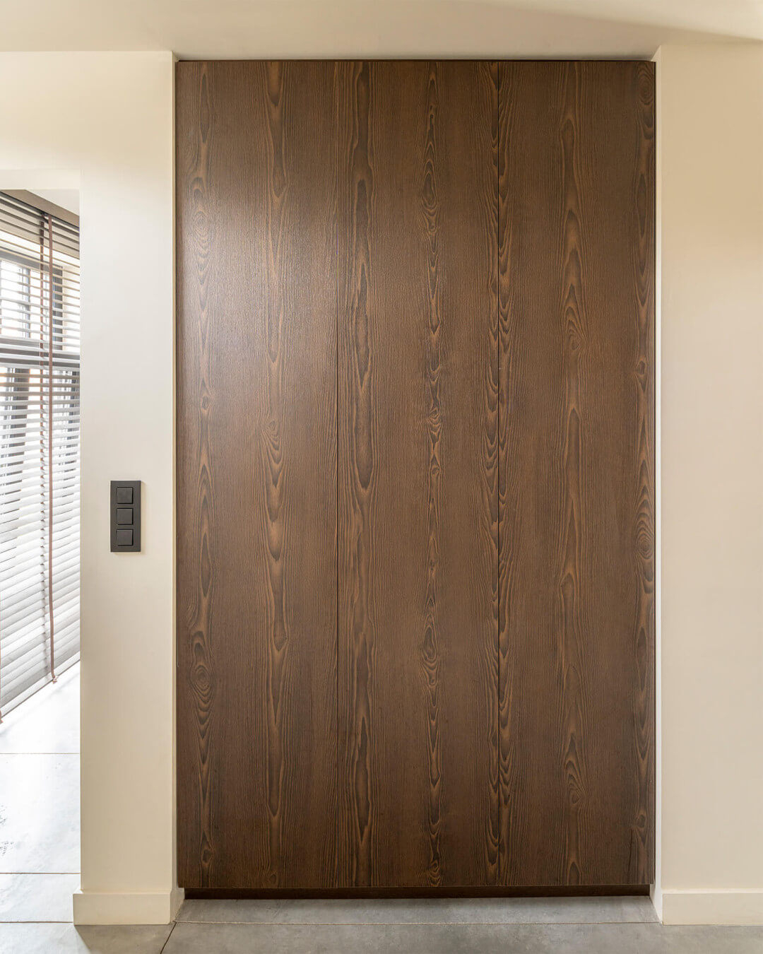 Armoire sur mesure dans le hall d'entrée dans la teinte de bois Patinated Brown