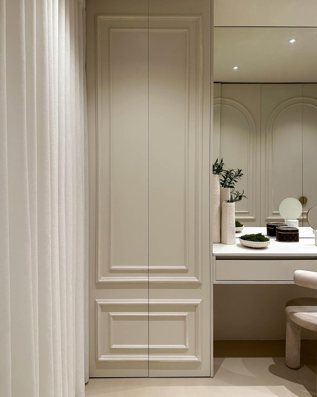 Armoire sur mesure avec portes avec moulures