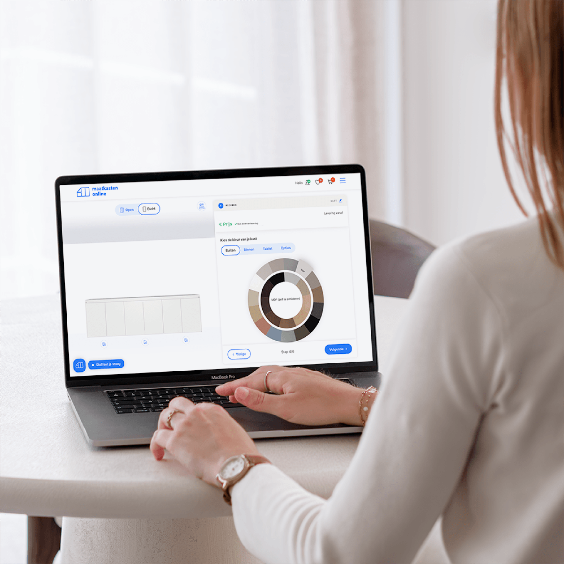 La femme conçoit sa garde-robe via le configurateur de garde-robes sur mesure en ligne