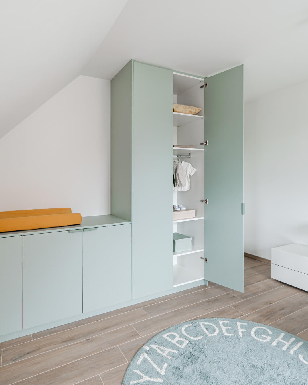Armoire sur mesure en couleur 'Industrial Green' dans la chambre de bébé