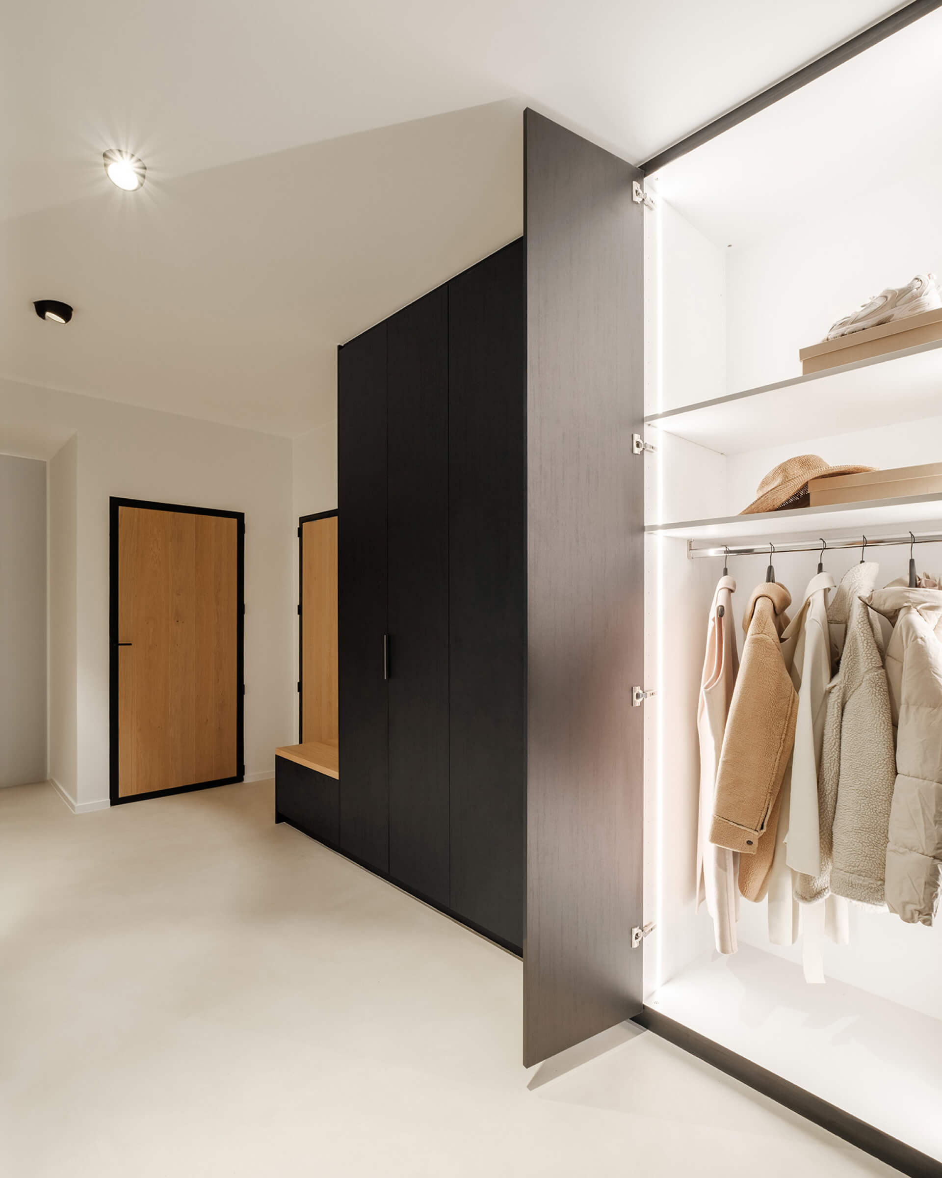 Armoire avec éclairage LED à l'intérieur