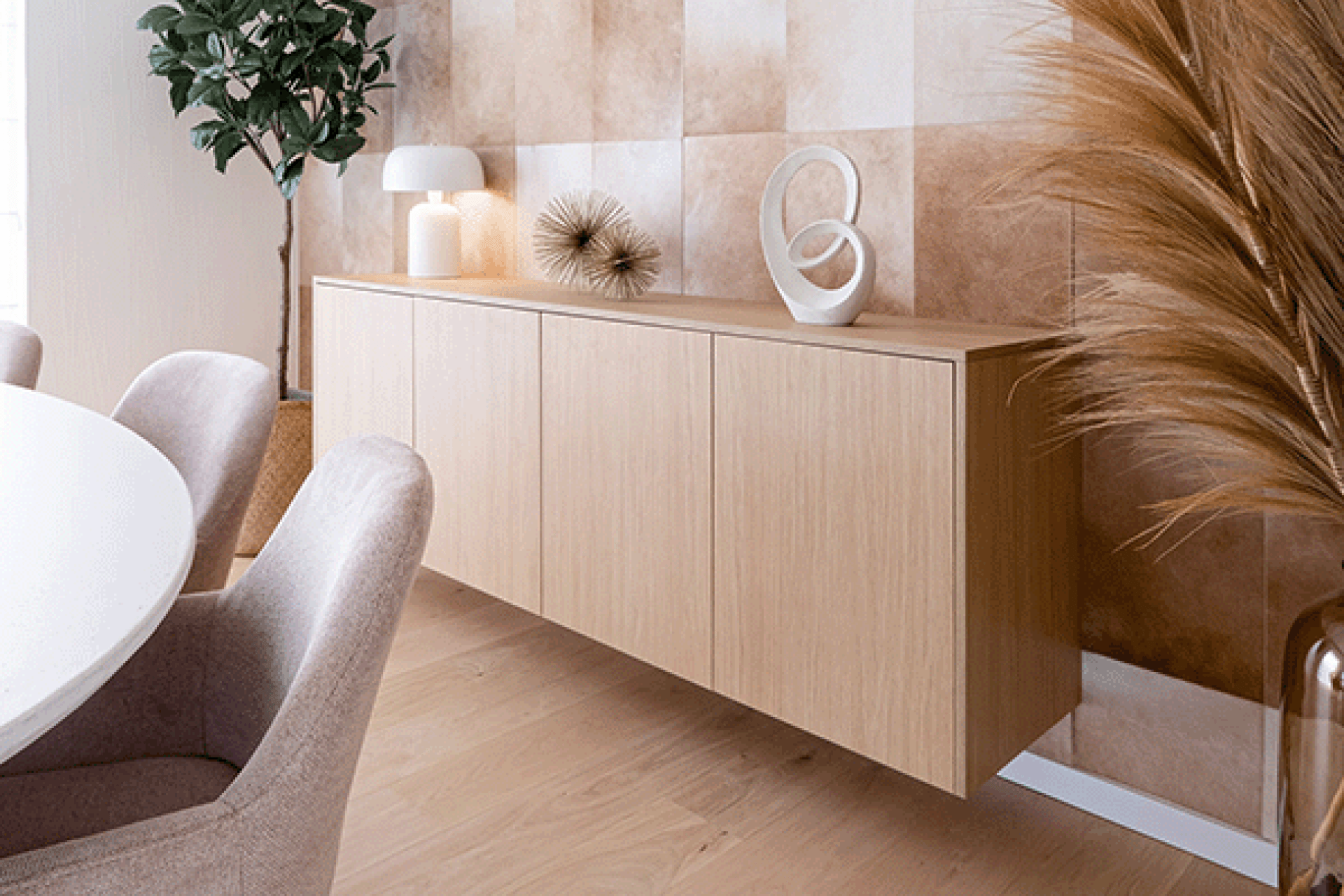 Buffet suspendu dans le salon, structure en bois chêne essentiel