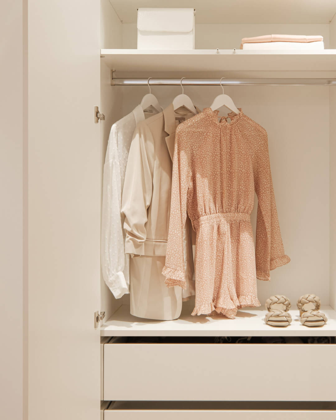 Armoire intégrée sur mesure avec tiroirs de Custoro dans une chambre à coucher avec des accents roses.