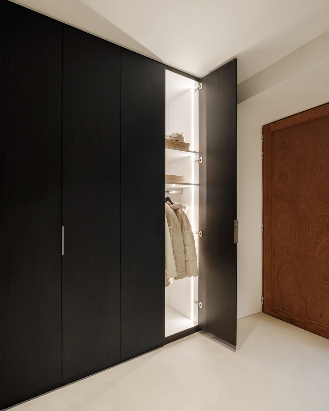 Armoire vestiaire noire avec éclairage LED à l'intérieur