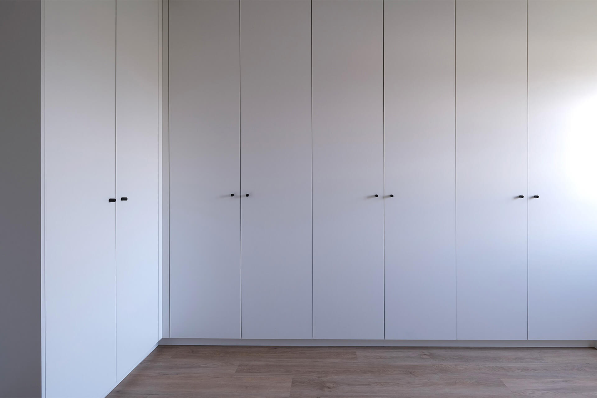 Armoire blanche sur mesure en forme de L de Custoro