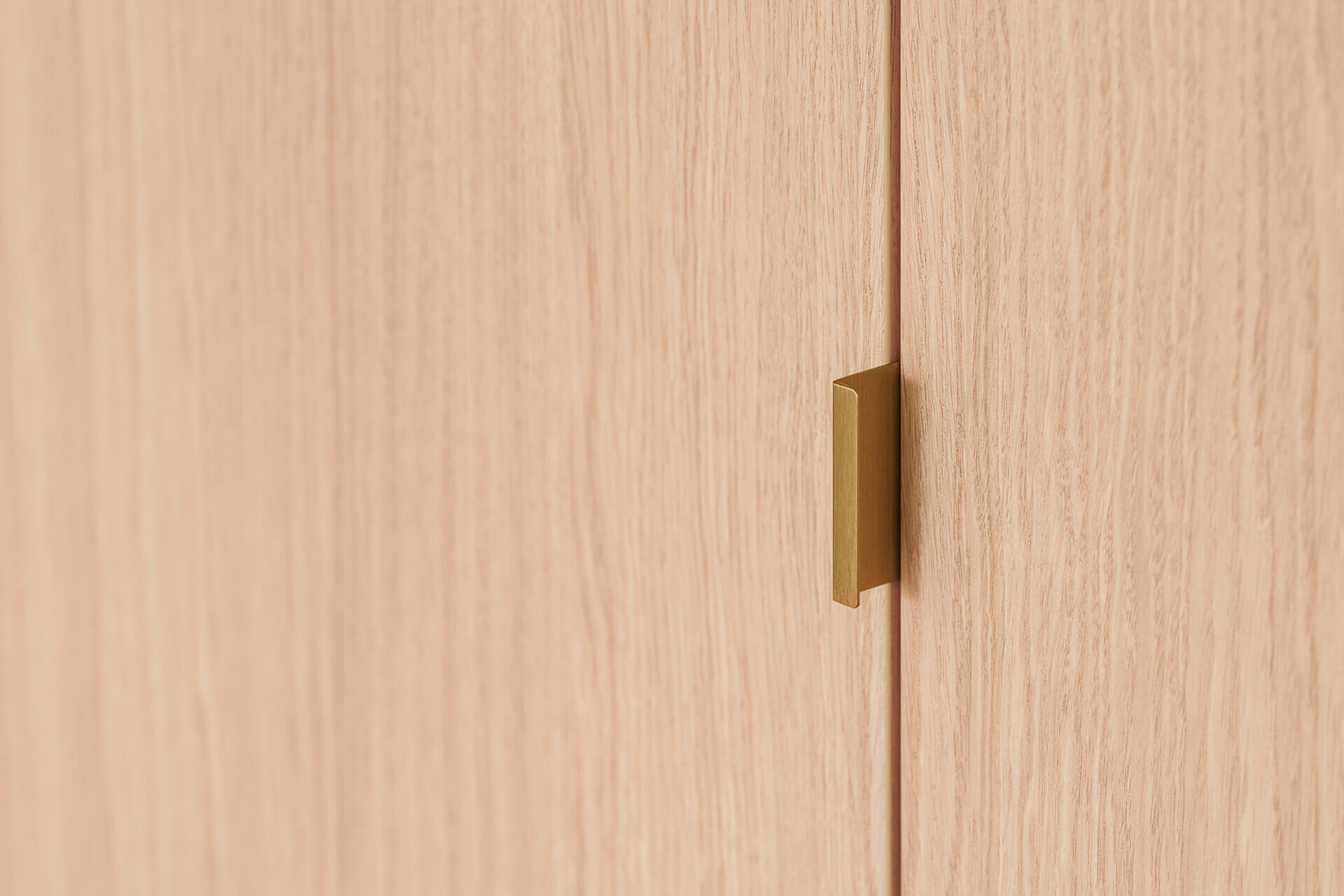 Poignée Mini Pure en laiton sur meuble sur mesure en Atlas Oak