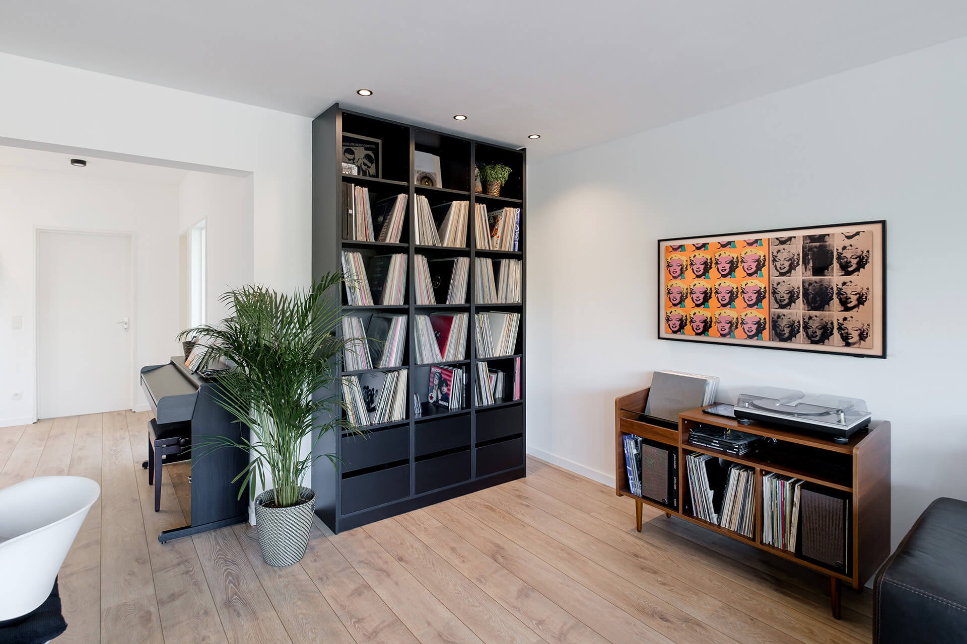  Meuble de rangement sur mesure noir pour stocker des disques vinyles.