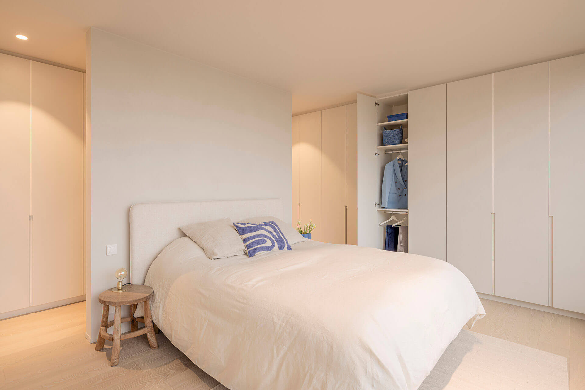 Chambre à coucher avec un style d'intérieur neutre et des éléments naturels