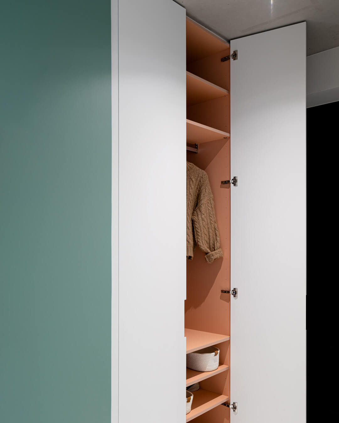 Armoire sur mesure avec intérieur rose