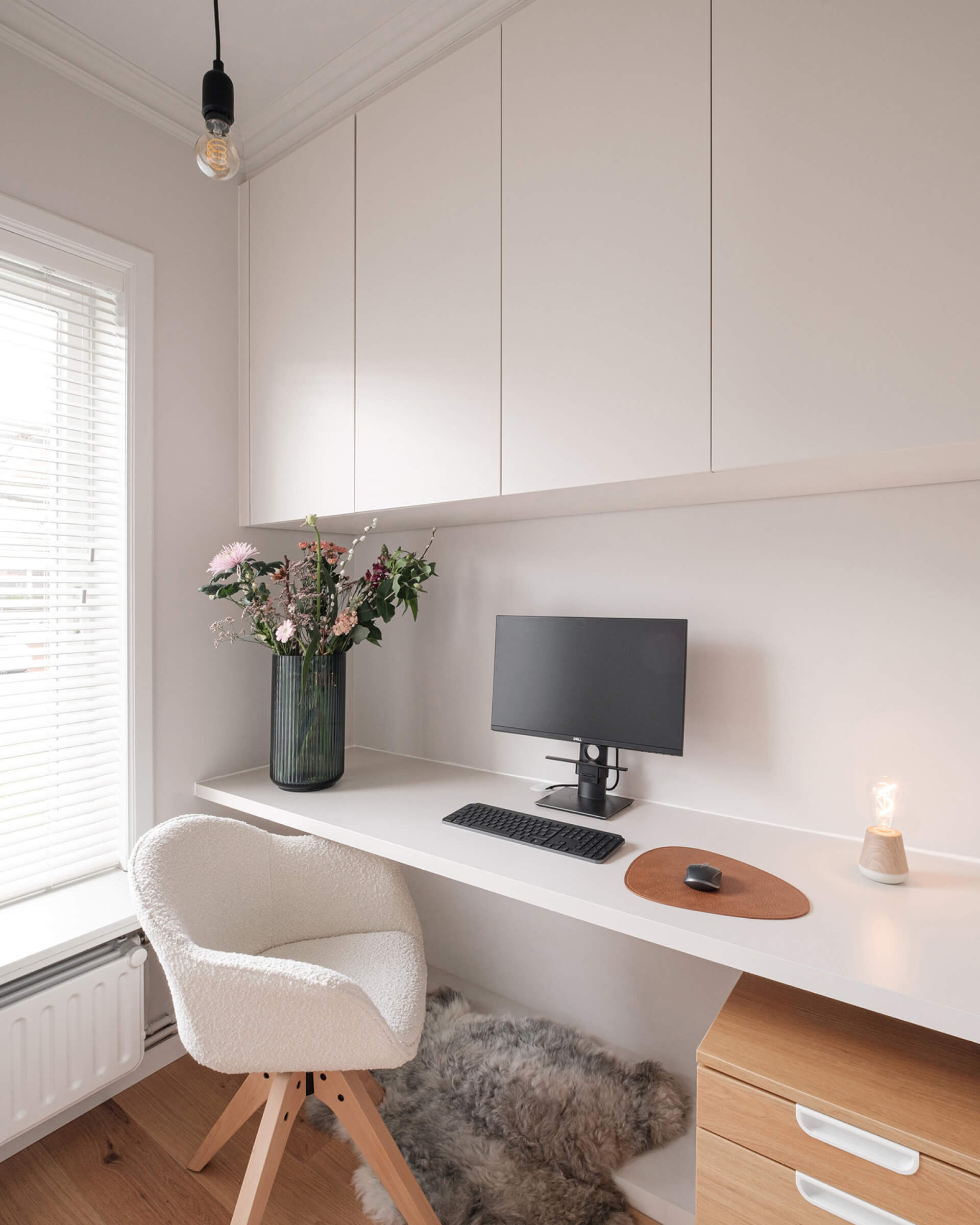 Armoires de plafond sur mesure blanches au-dessus d'une tablette de bureau.