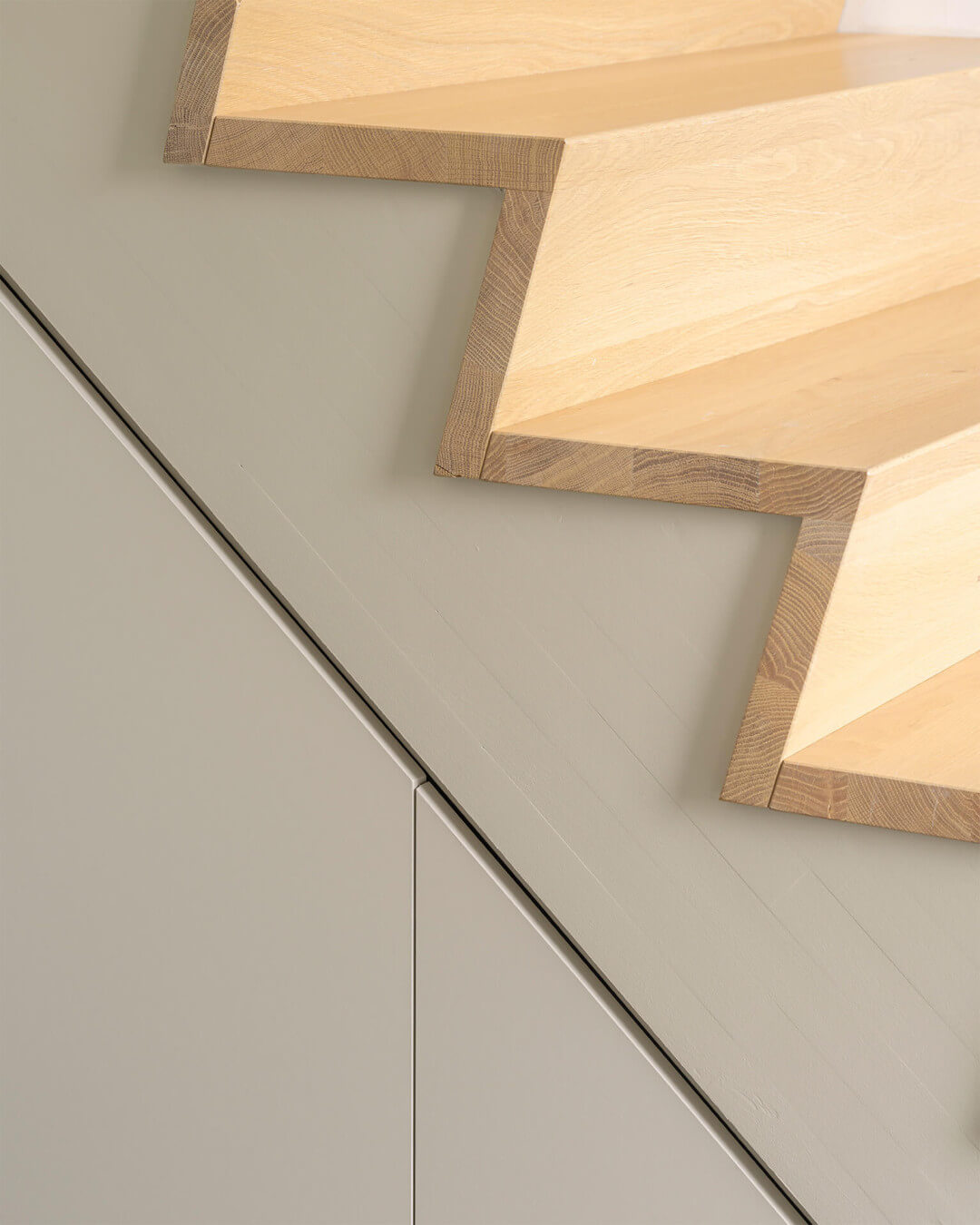 Détail d'une armoire sous escalier sur mesure en couleur Turtle Grey