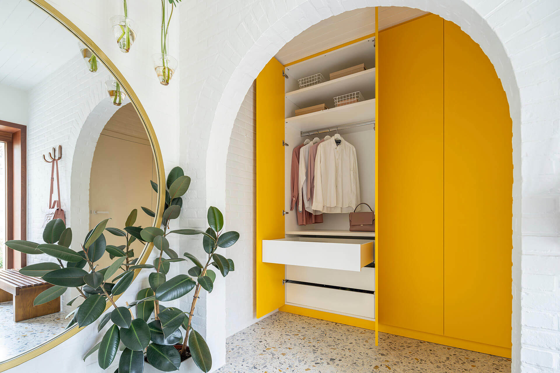 Dressing encastré personnalisé en jaune