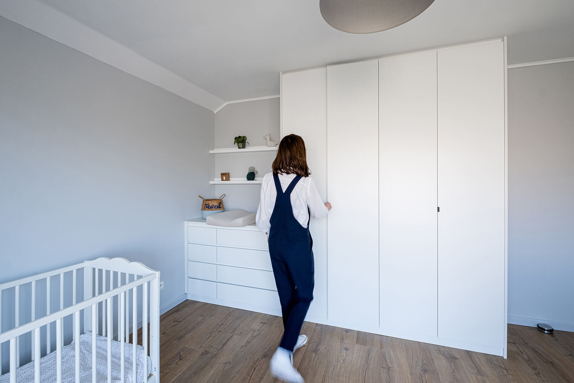 Combinaison murale sur mesure pour la chambre de bébé en Front White