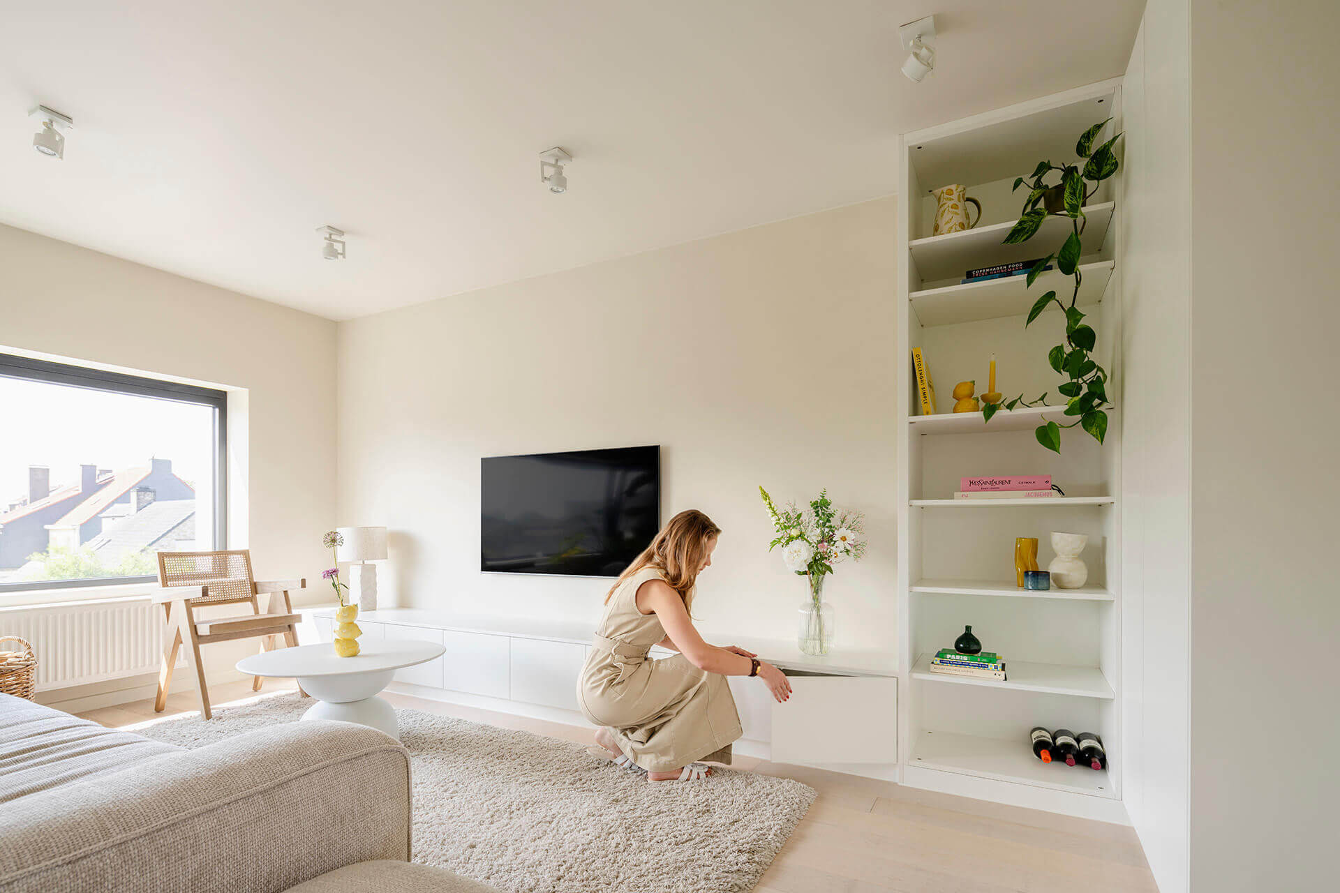Meuble TV sur mesure en blanc avec portes push-to-open