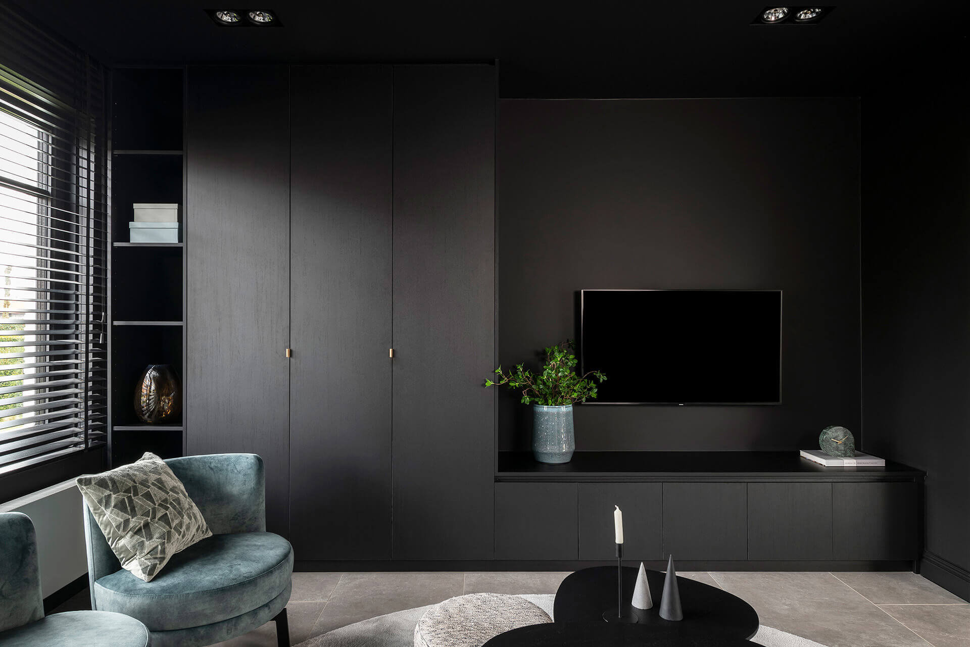 Intérieur noir avec armoires sur mesure de Custoro