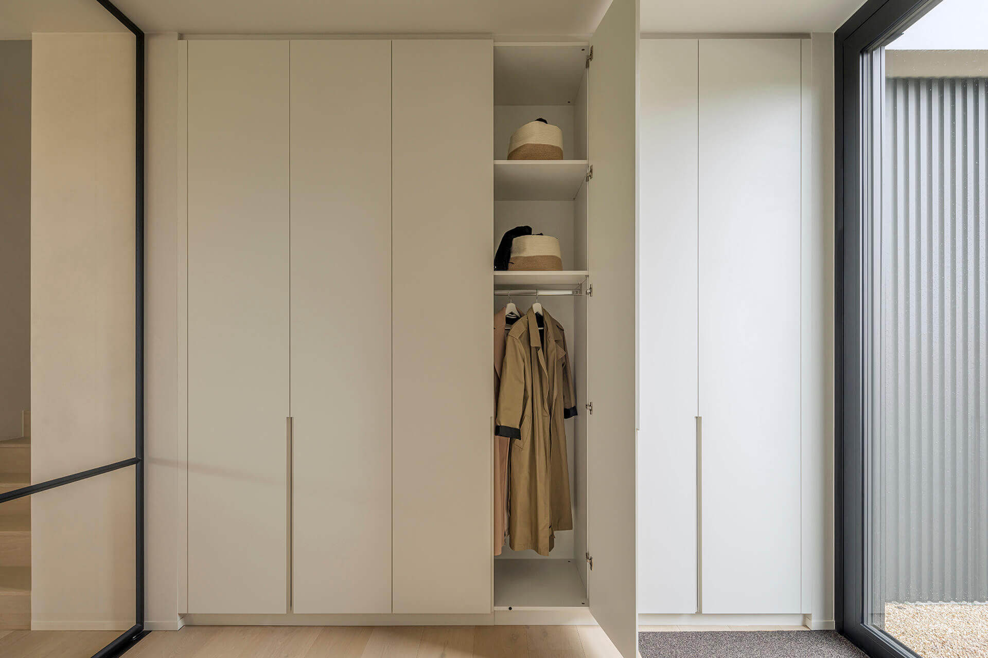 Vestiaire dans une maison à l'intérieur minimaliste 