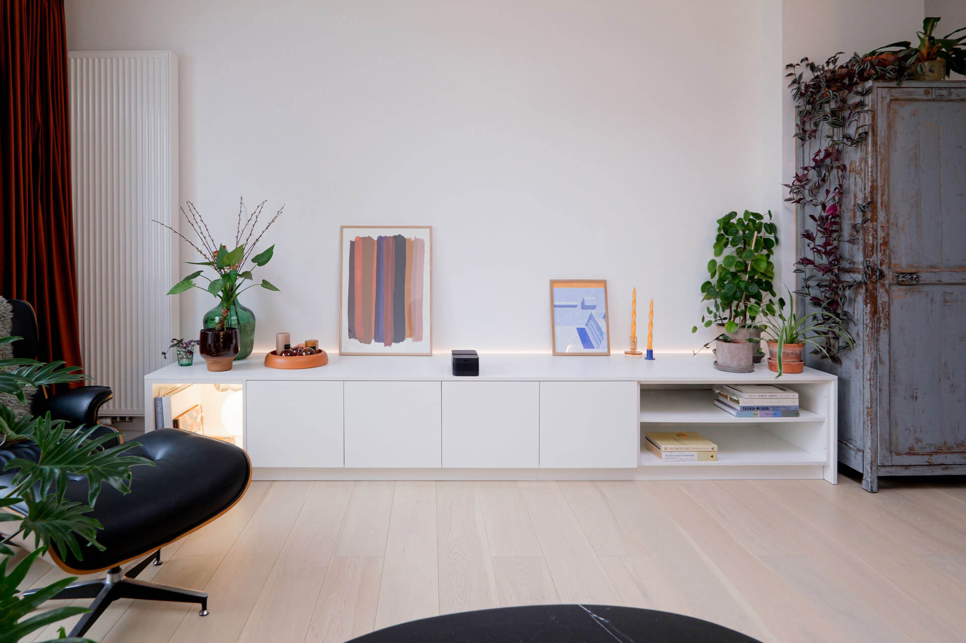 meuble TV sur mesure blanc dans le salonKlik om dit alternatief te gebruiken