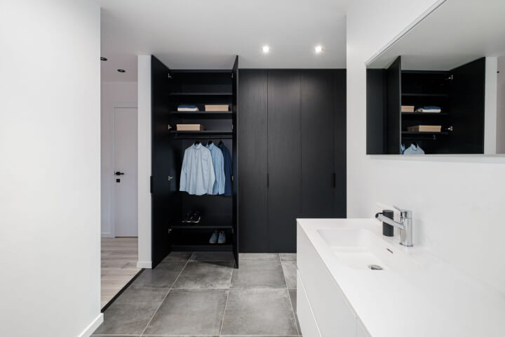 Une maison remplie d'armoires sur mesure en Elegant Black