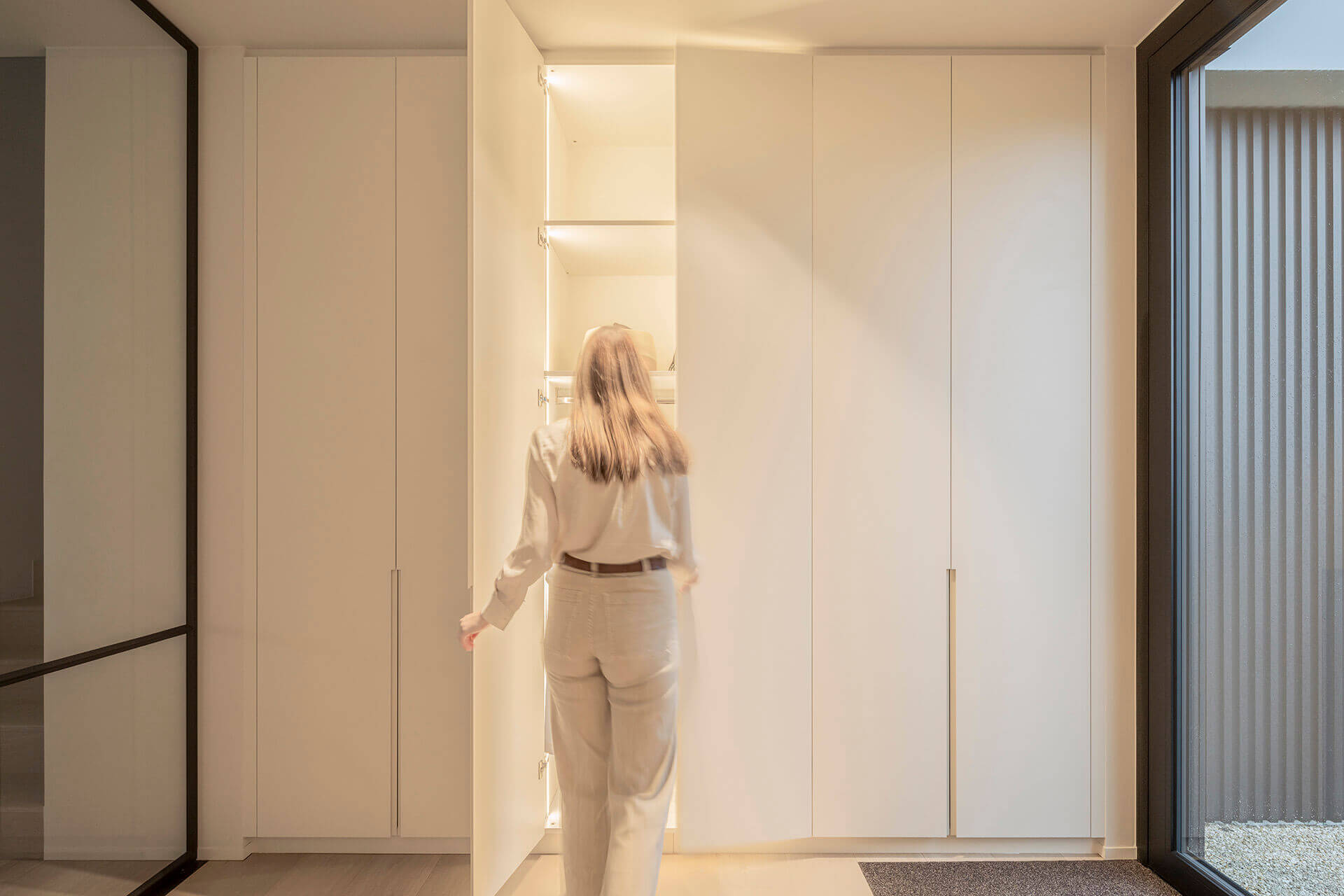Garde-robe avec éclairage intérieur dans une maison aux intérieurs minimalistes 