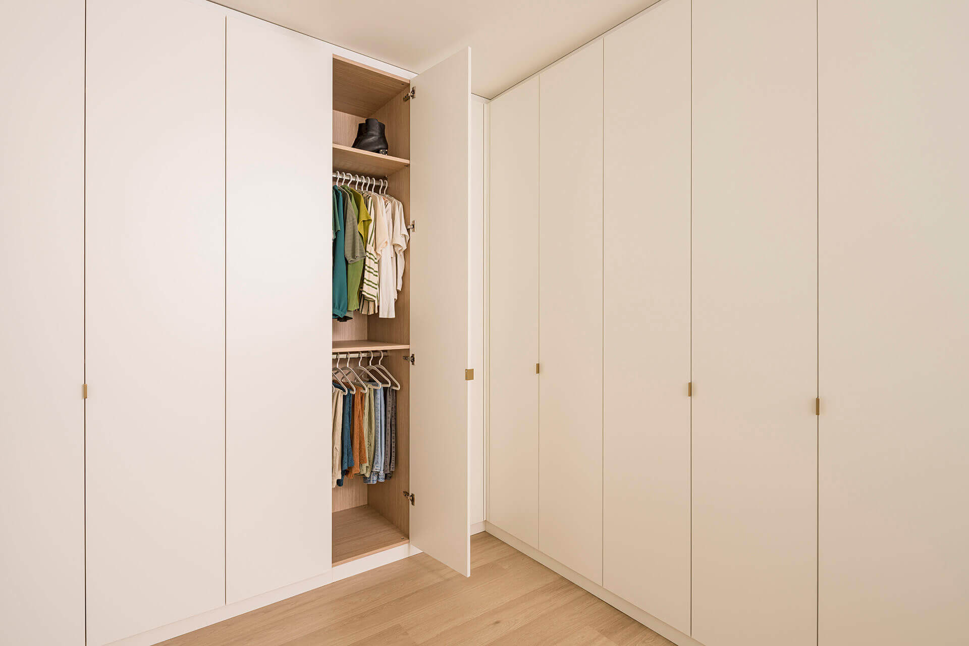 Commode d'angle fabriquée sur mesure par Custoro