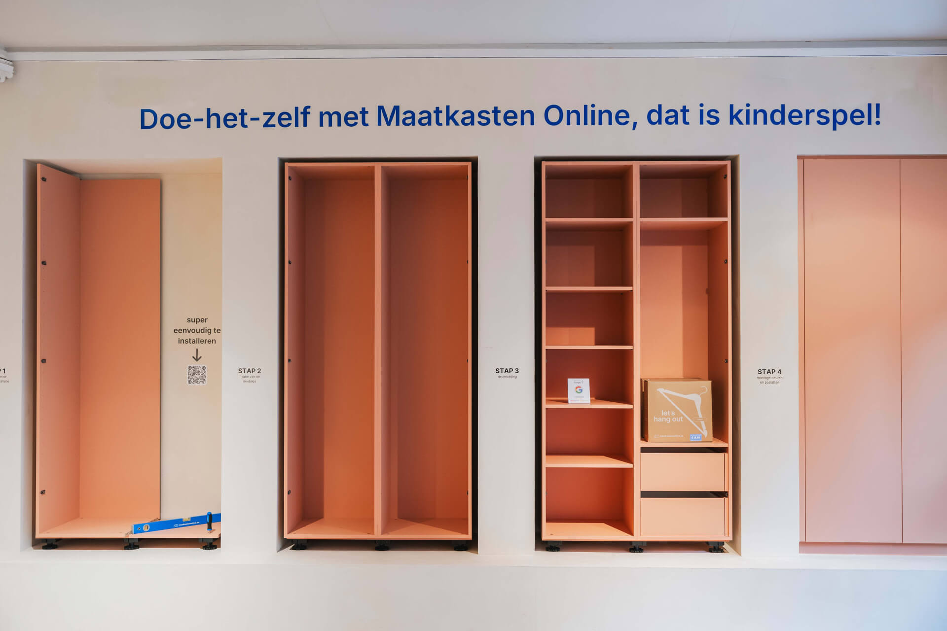 Les différentes étapes de la création de Maatkasten Online sont présentées une à une dans le showroom d'Anvers.