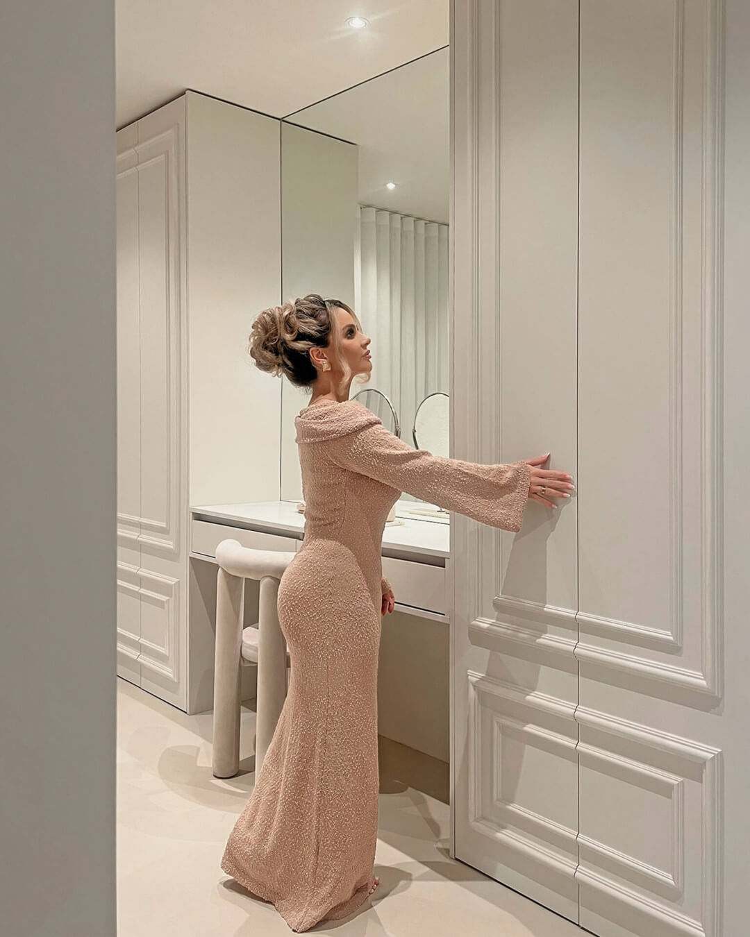 Armine Isajan dans son dressing avec des armoires sur mesure et des garnitures 
