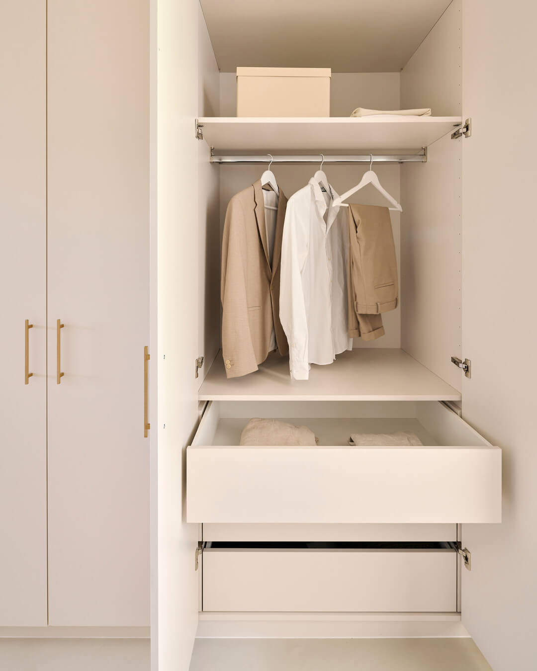 Armoire dressing avec tiroirs intérieurs pratiques entièrement sur mesure