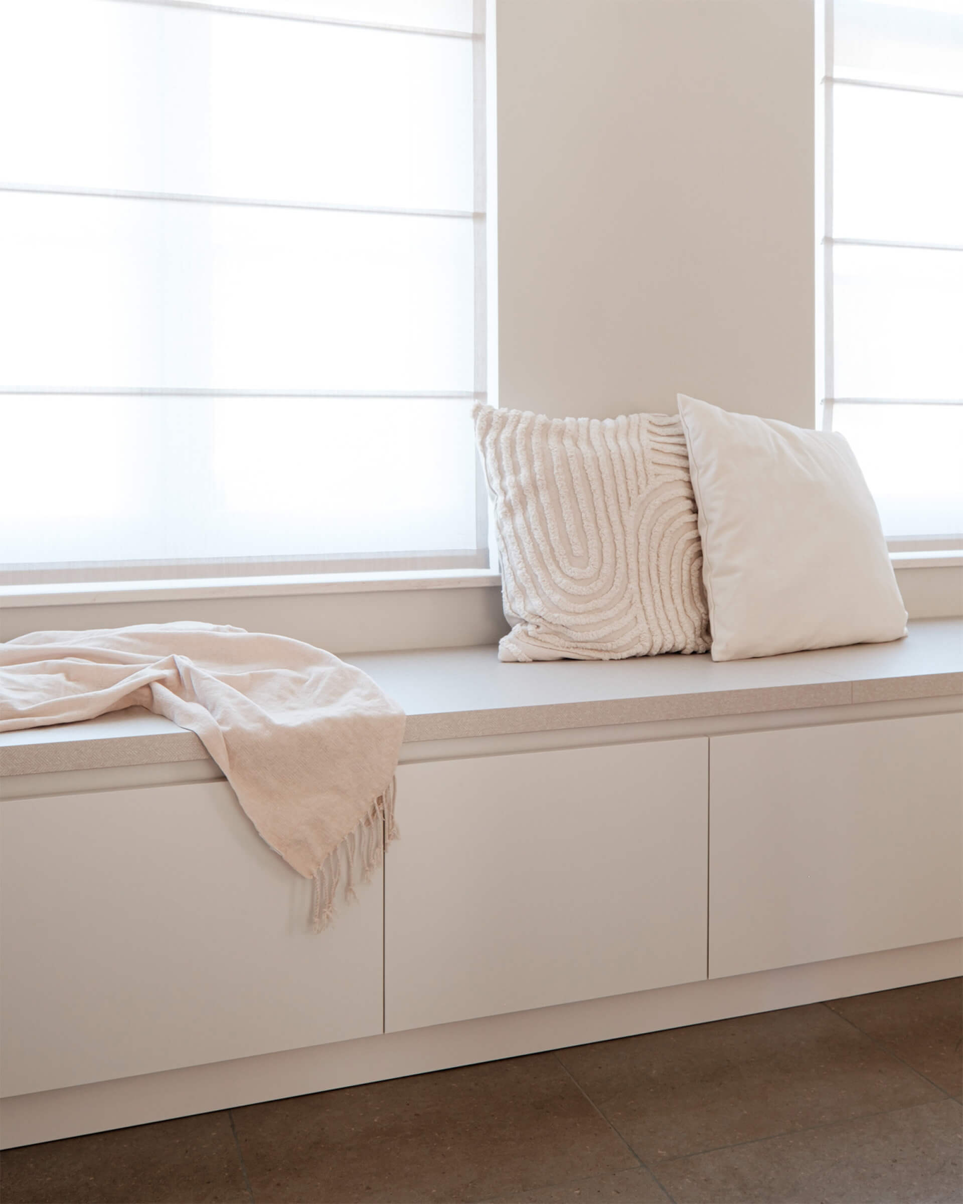 Banc sur mesure dans la couleur coquillage avec un plateau supérieur de 36 mm