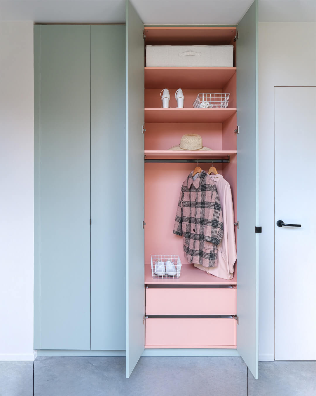 Armoire vestiaire sur mesure, dans les couleurs Industrial Green et Dusty Coral.