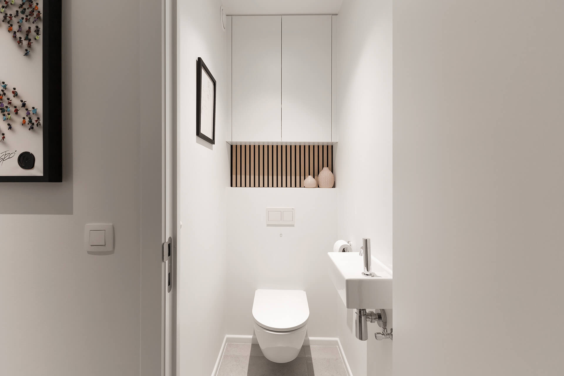 Meuble de toilette sur mesure de Custoro, associé à des panneaux acoustiques en chêne ivoire.