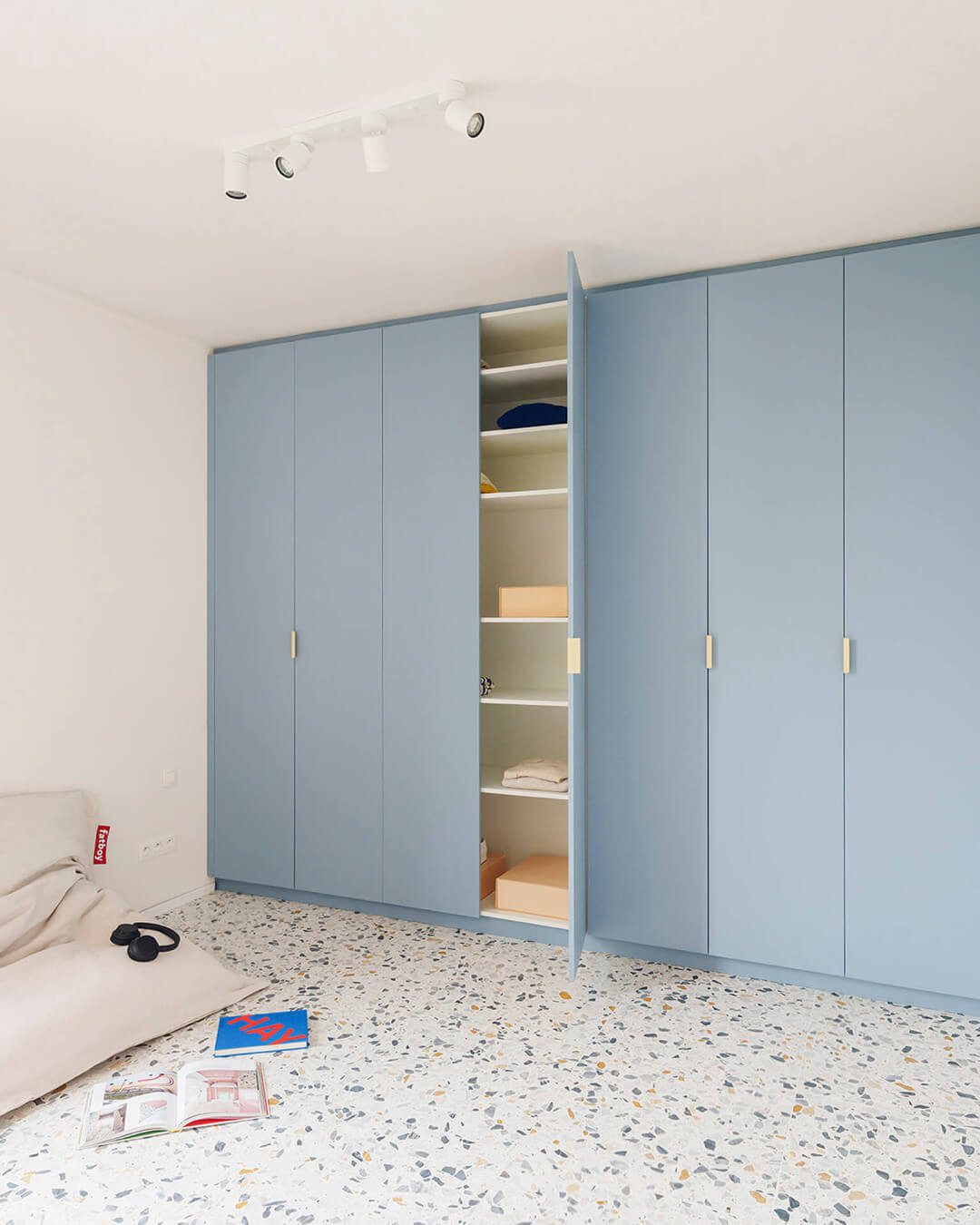 Garde-robe encastrée dans le coloris Silver Blue
