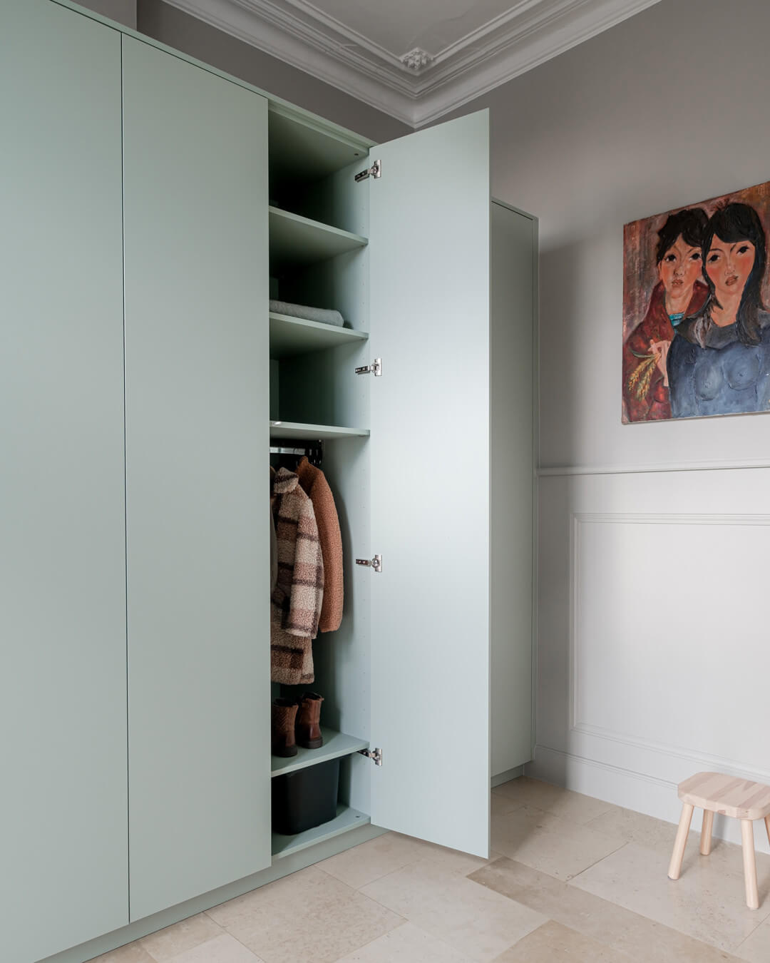 Armoire sur mesure en couleur 'Industrial Green' dans une maison de maître