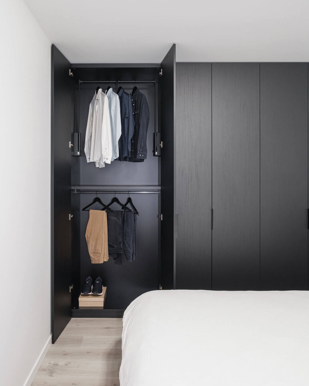 Dressing noir sur mesure avec poignées noires, appelé Pure