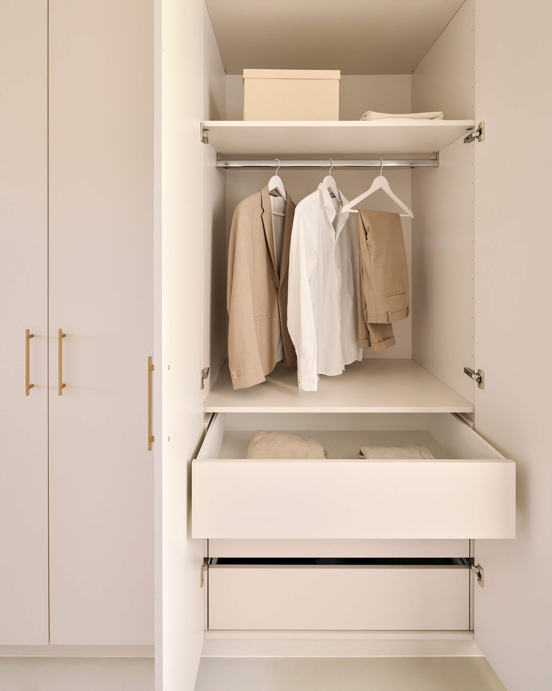 Disposition d'une armoire sur mesure avec tiroirs coulissants