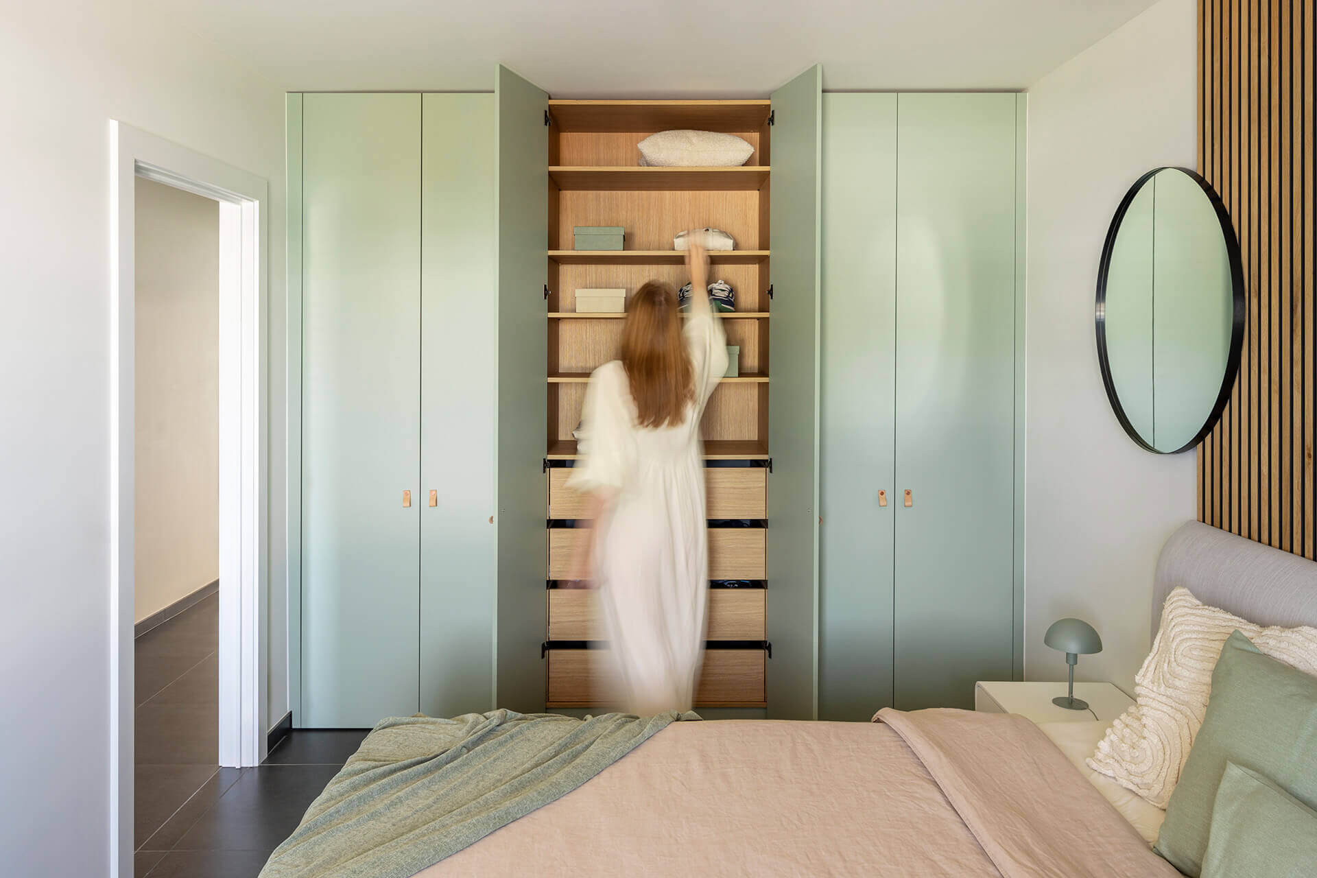 Garde-robe sur mesure dans la chambre en Industrial Green et Essential Oak Naturel avec poignées Leather Loop en cuivre