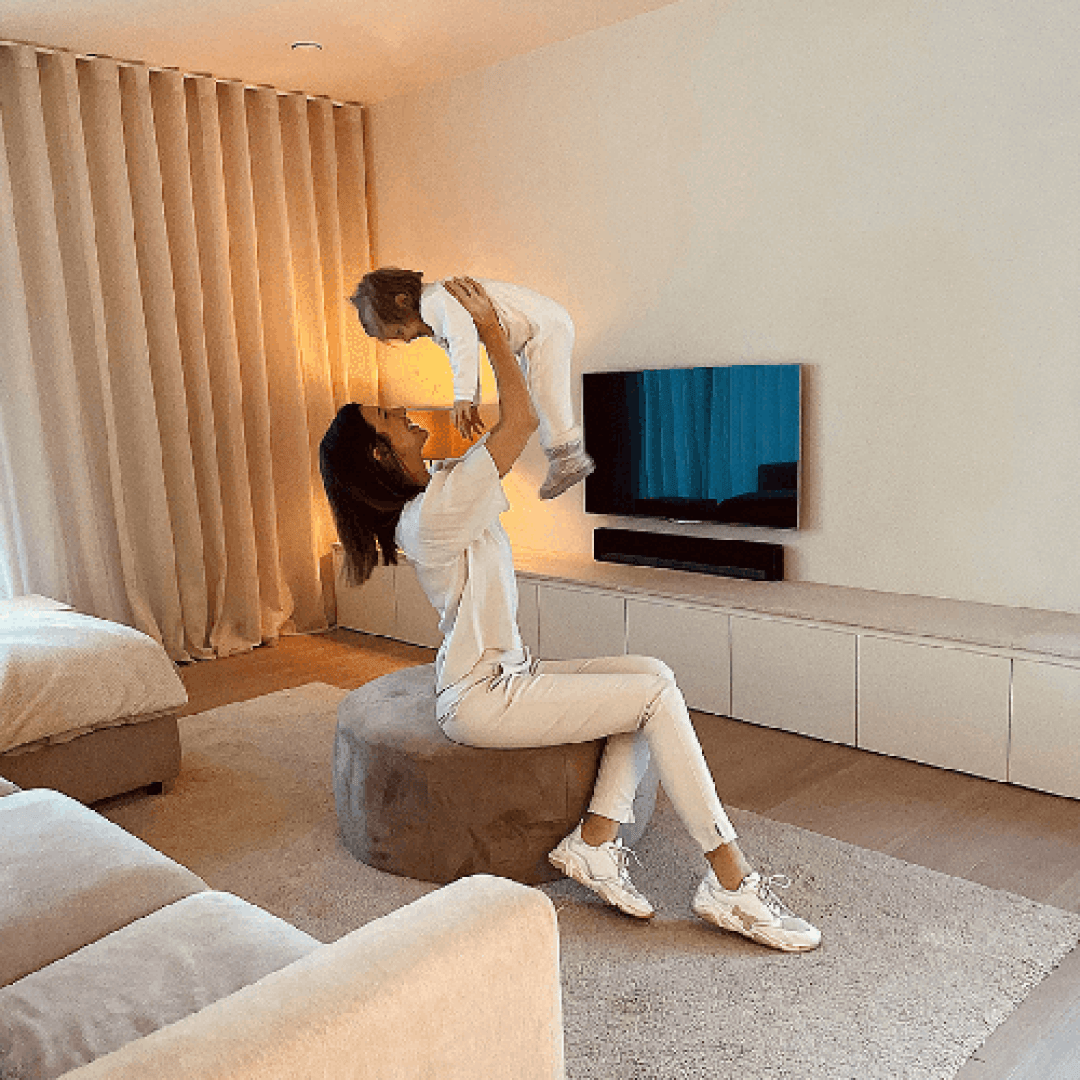 Charlotte Cleeren apprécie sa commode sur mesure dans son salon.